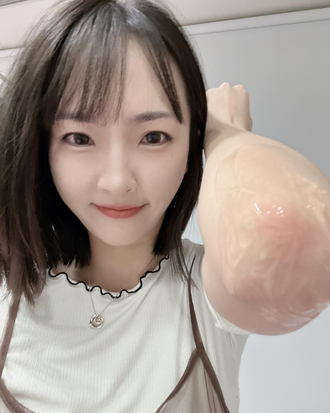 再度來攻擊我的手肘，看不順眼除毛一下