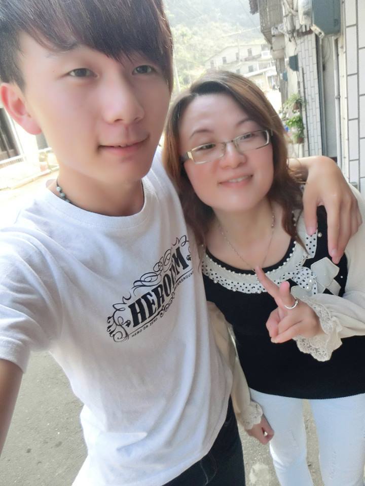 【雷射除毛】星和診所（新竹市）- 今天跟媽媽一起去保養皮膚，我去雷射除毛，鬍子都不見啦～～～開心！！！~- 林合凱