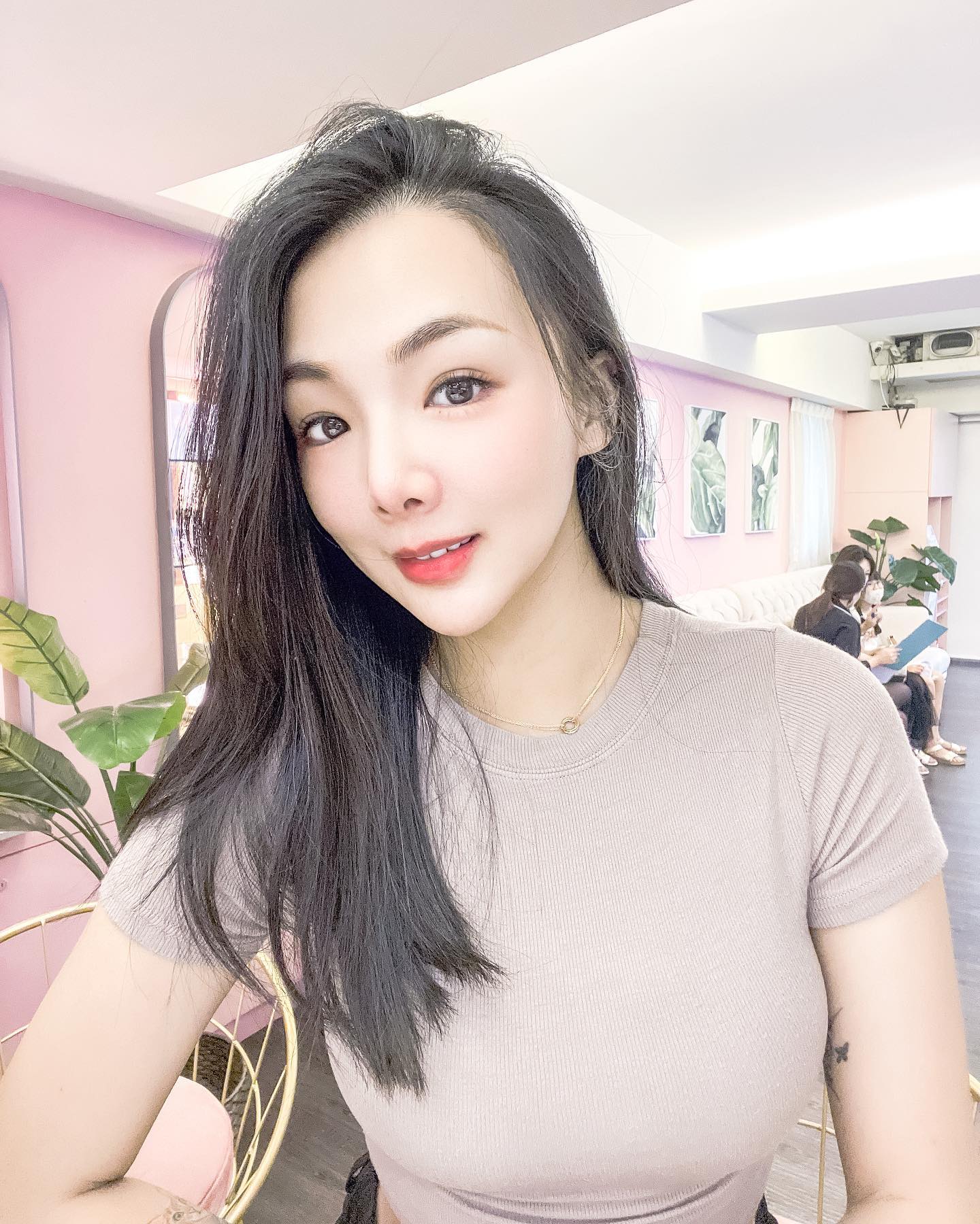 可能是一或多人和室內的圖像