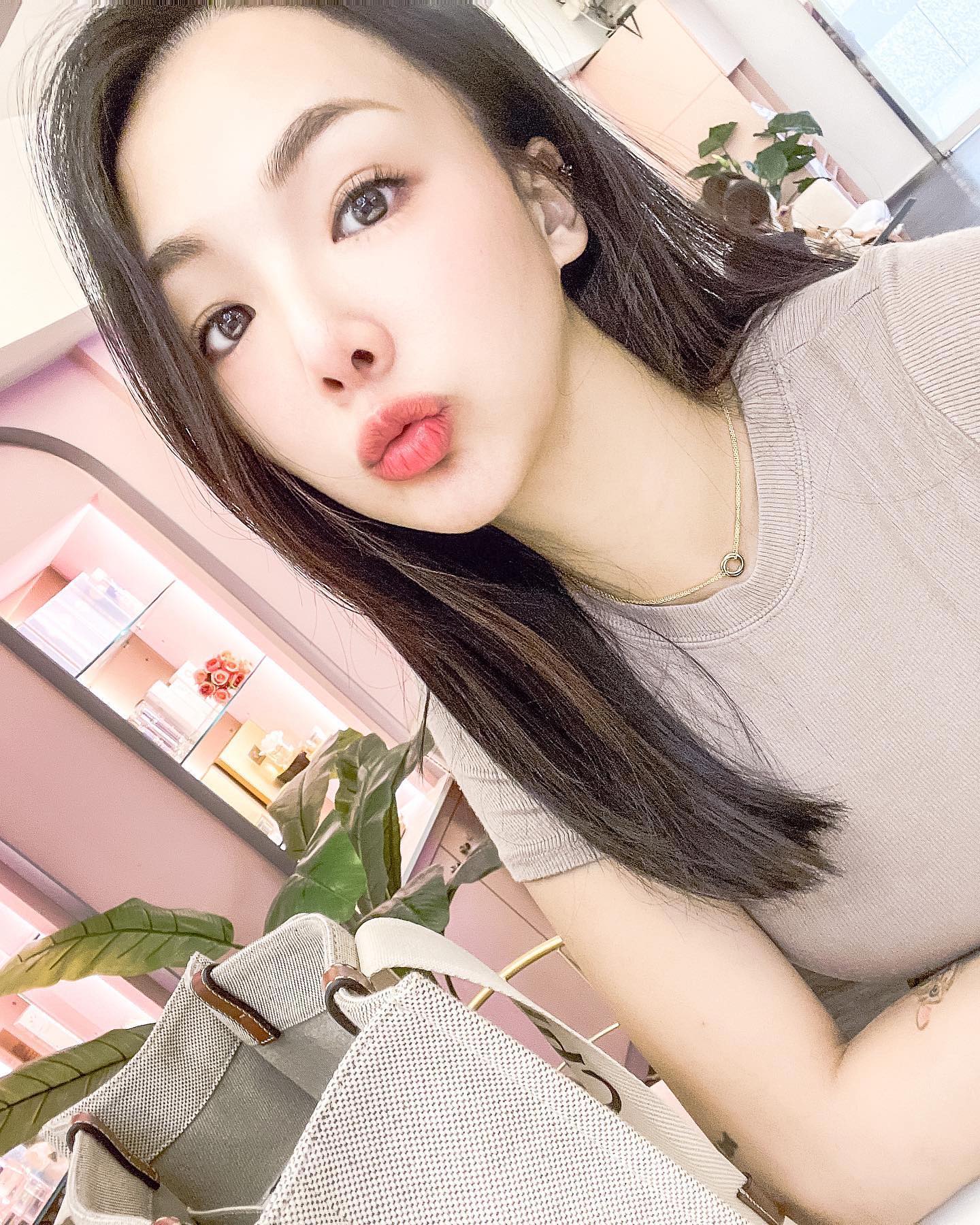 可能是一或多人和室內的圖像