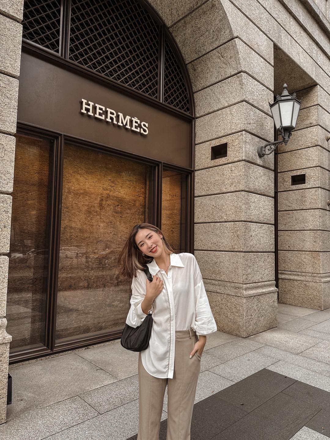 可能是 1 人、站立和顯示的文字是「 HERMES HERMES 」的圖像