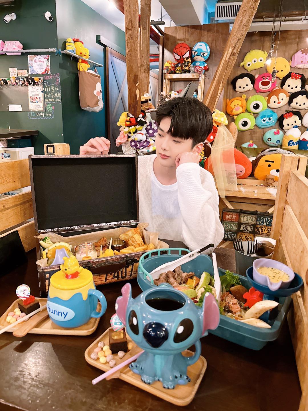 可能是 1 人、食物和室內的圖像