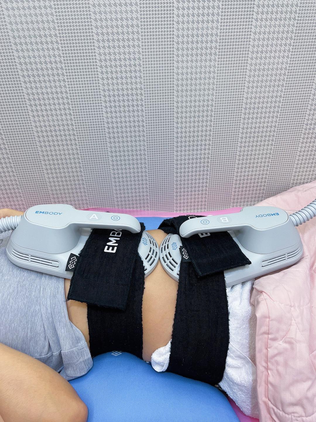 可能是 1 人、小孩、坐著和室內的圖像