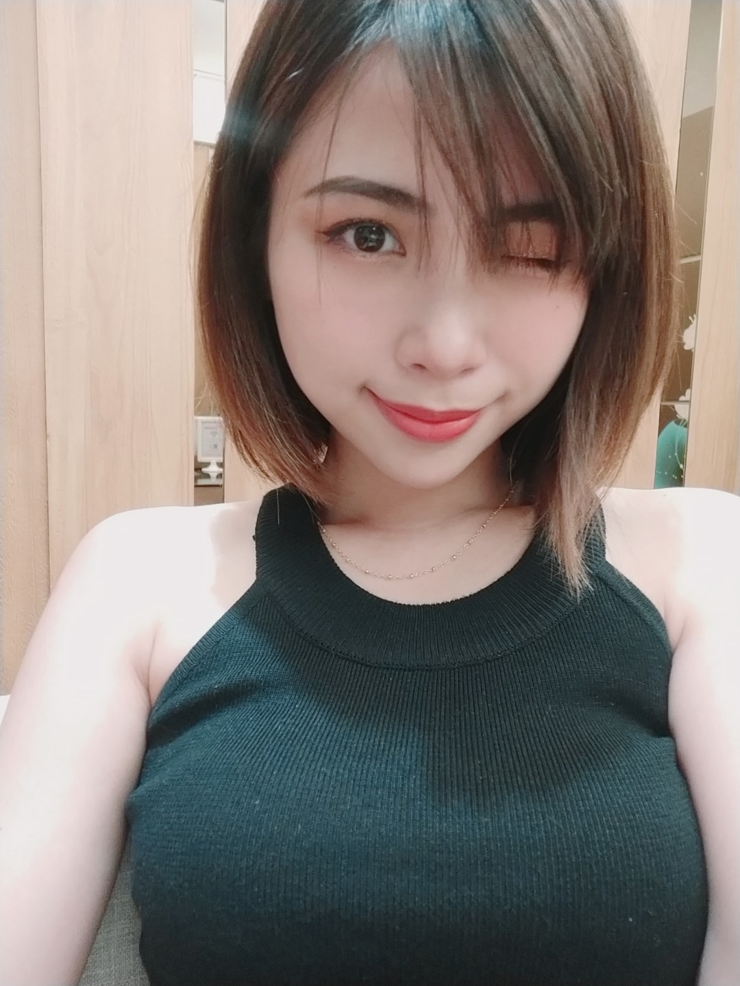 真是忙碌的一天 上次看NaNa推薦，所以今天來星和診所卡蹓 替自己安排了除毛雷射 (夏天到了咩~~) 雖然幾年前已經做過雷射的課程 可是可能因為做的不夠扎實！？ 這幾年還是稀稀疏疏的長了幾根😂😂 為了美觀，我們還是給她Do it 本來對雷射就覺得很熟悉 畢竟姐也是 小腿 腋下 比基尼線(說到這個就來氣) 都搞過的人~~~ 美容師看看我的腋下(咦？) 也說不用上麻藥，所以我就直接上了 但是讓我覺得很驚喜的是...... 這幾年沒做雷射的日子裡 機器都升級了耶~~ “毫無痛感” 不誇張，無麻藥！毫無痛感！ 害怕雷射疼痛的少女們真的可以衝了！！ ****請遵守美容師指導做行前準備**** 一念之間，順便做了一直猶豫很久的決定 (一件重要的小事)