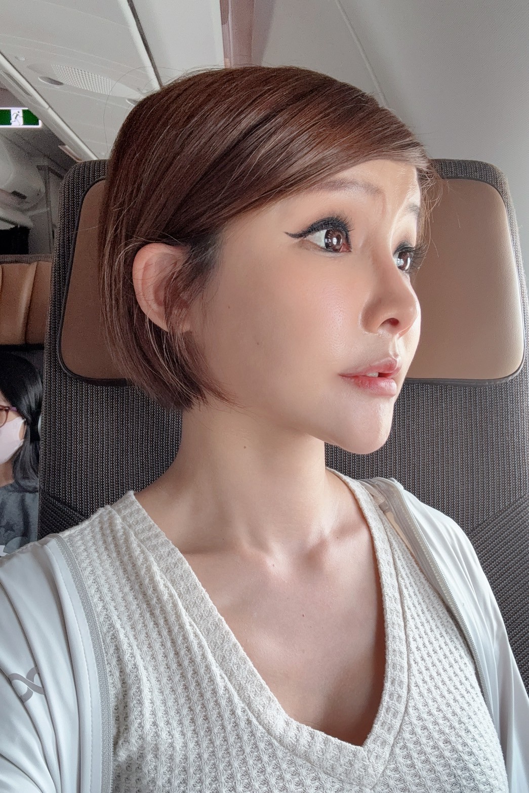 多層次均勻地擴散在皮膚底層，從肌底重塑，讓肌膚回到健康有彈性的狀態！Profhilo逆時針可以刺激膠原蛋白和彈力蛋白再生