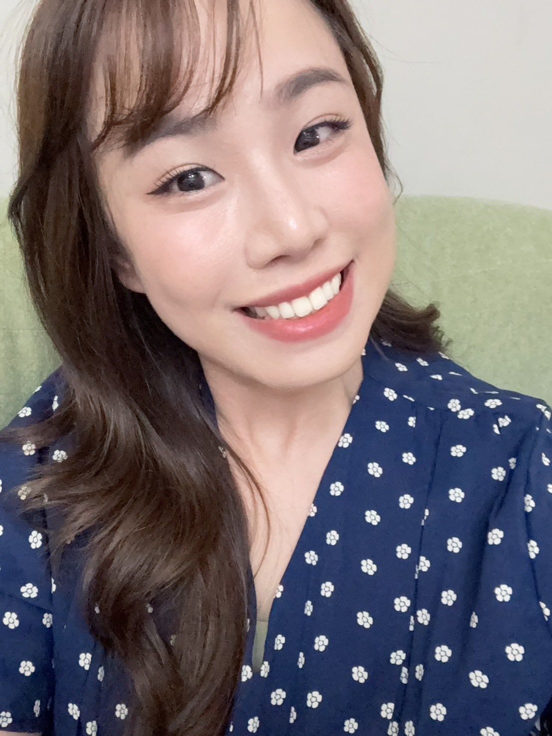逆時針，說是自然修復派的保養，不會改變臉型但能改善肌膚狀況。