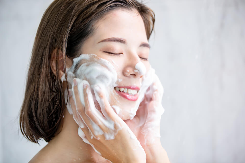 溫和洗臉避免造成額頭皺紋
