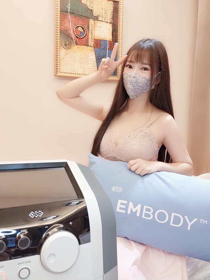 【EMBODY核心美力】星采整形外科診所/大安醫美-洪曼珊醫師_真的超有感！躺著休息30分鐘，可以感受到腹部反覆的收縮，就跟自己做仰臥是起坐的感覺非常像，只是完全不會累～～ 超適合忙到懶得運動的我！_黃鈺文又又